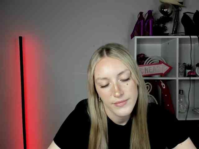 EvelynBlond26 webcam