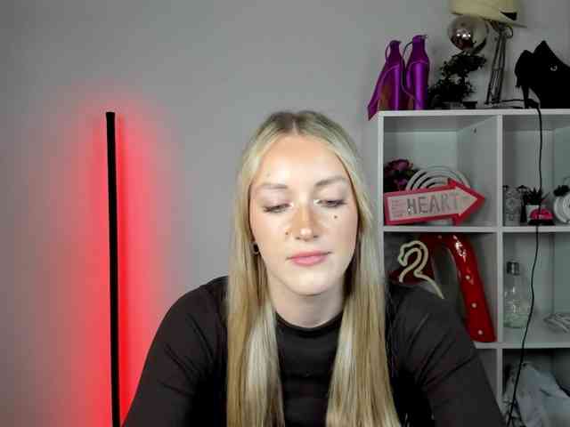 EvelynBlond26 webcam