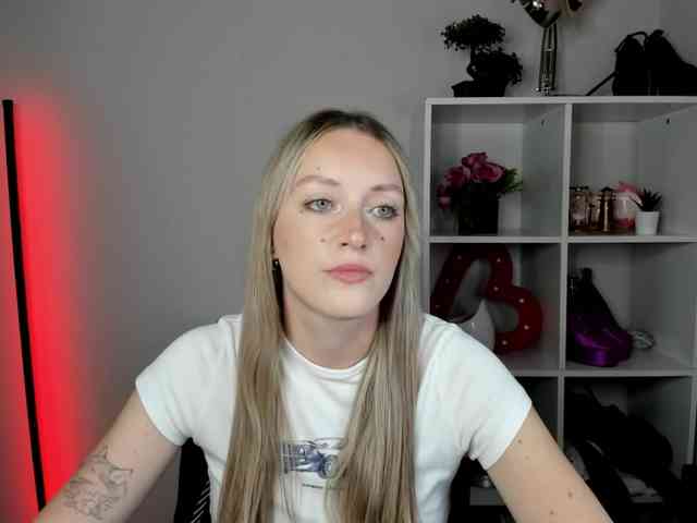 evelynblond26's live room