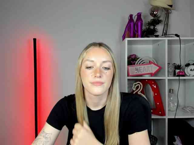 EvelynBlond26 webcam