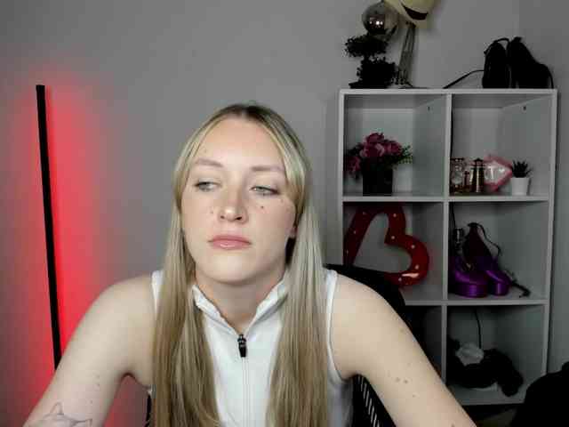 EvelynBlond26 webcam