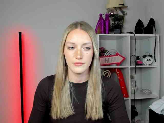 EvelynBlond26 webcam