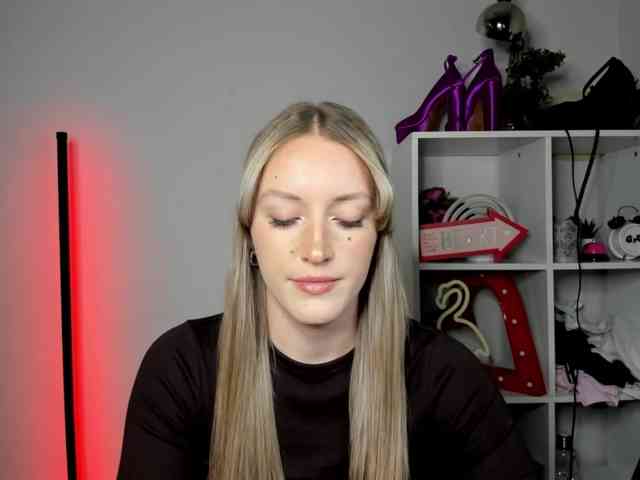 EvelynBlond26 webcam