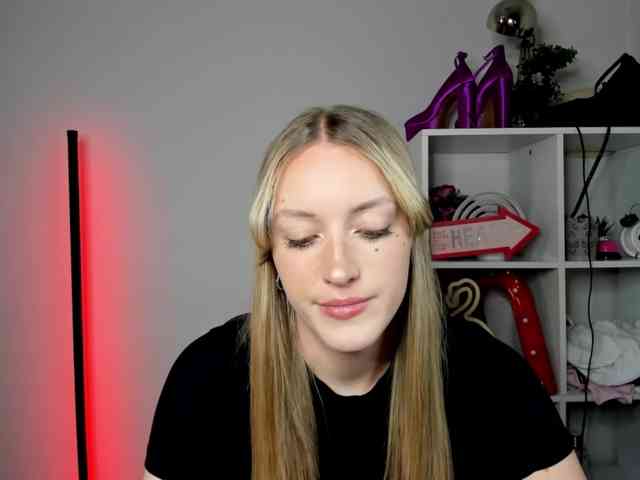 Model: EvelynBlond26