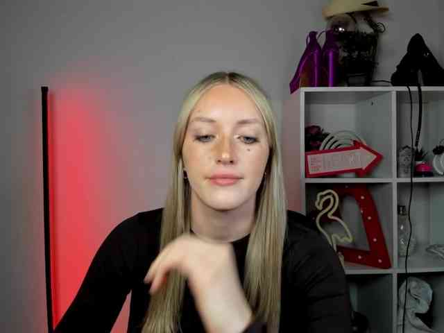 EvelynBlond26 webcam
