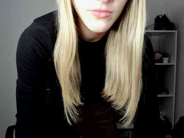 EvelynBlond26 webcam