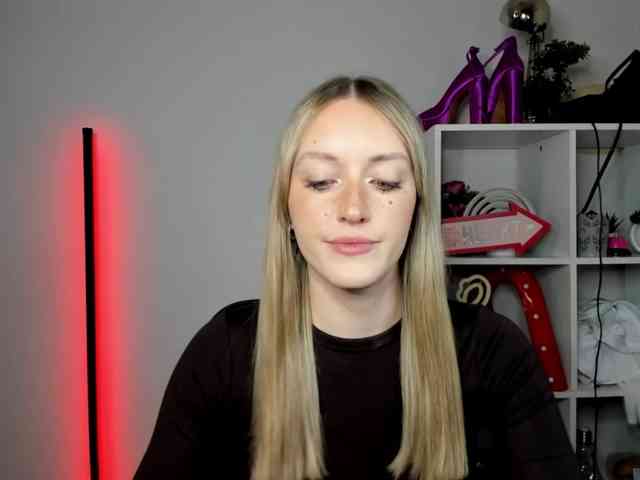 EvelynBlond26 webcam