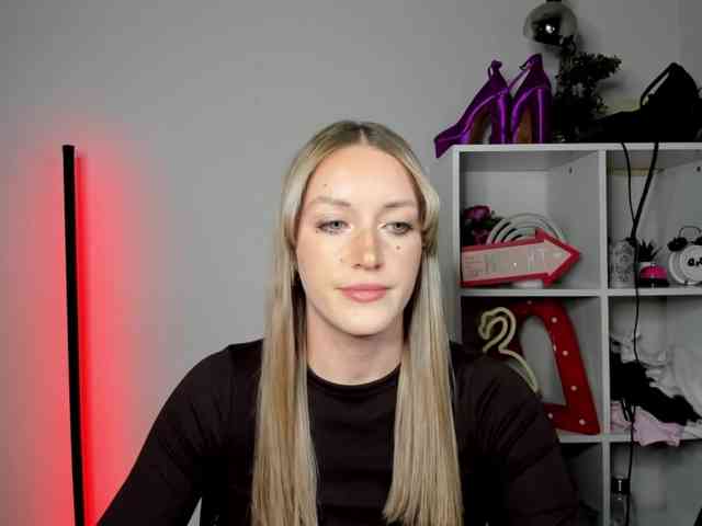 EvelynBlond26 webcam