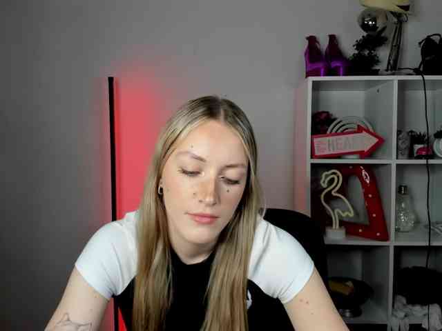 EvelynBlond26 webcam
