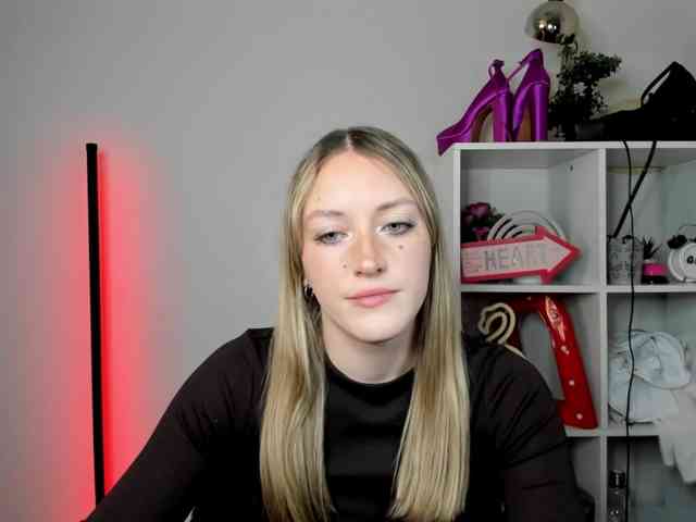 EvelynBlond26 webcam