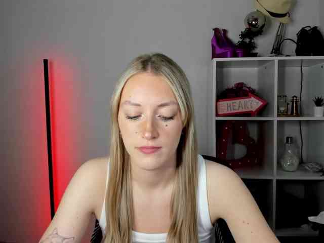EvelynBlond26 webcam