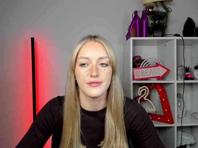 Model: EvelynBlond26
