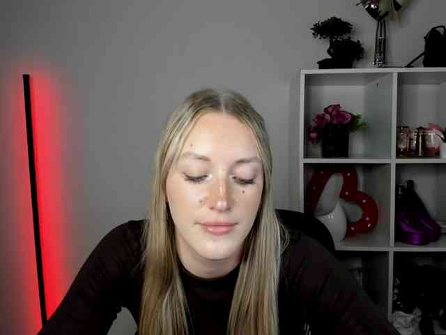 EvelynBlond26 webcam