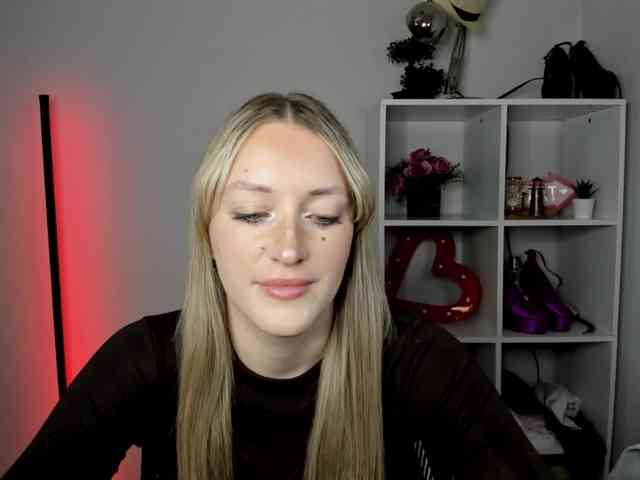 EvelynBlond26 webcam
