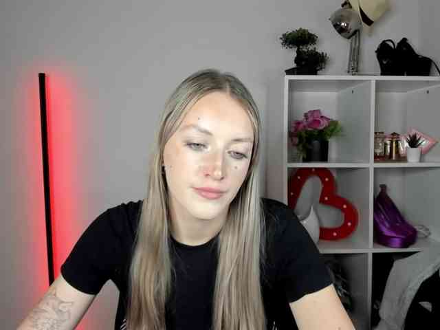 EvelynBlond26 webcam