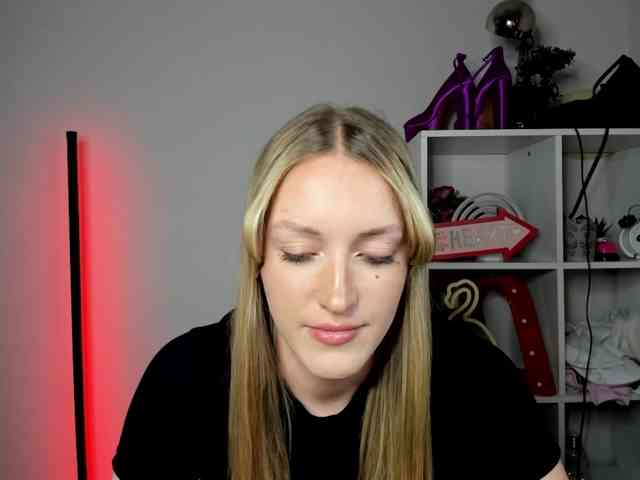 EvelynBlond26 webcam