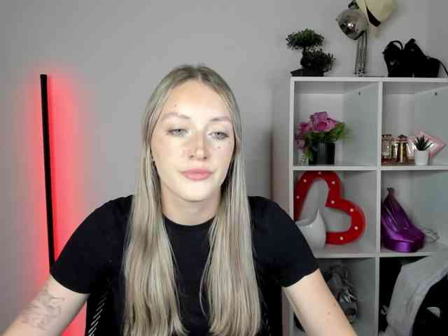EvelynBlond Live Webcam on BongaCams