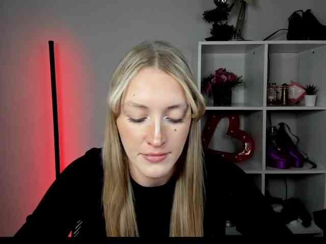 EvelynBlond26 webcam