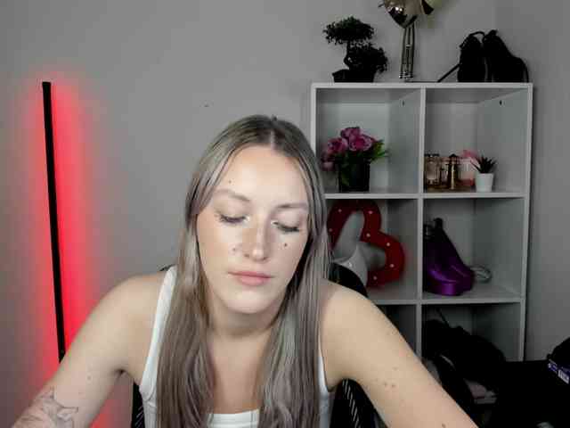 EvelynBlond26 webcam