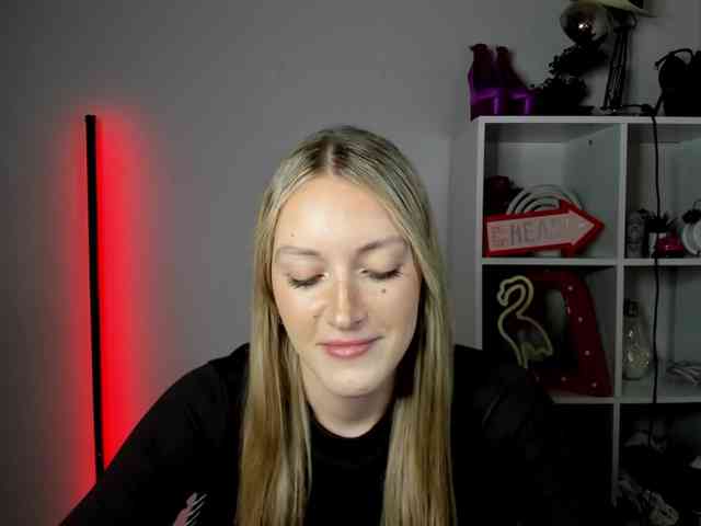 EvelynBlond26 webcam