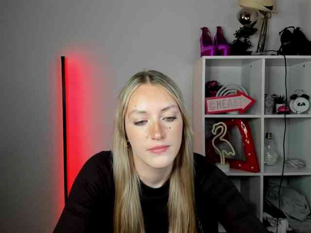 EvelynBlond26 webcam