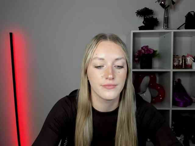 EvelynBlond26 webcam