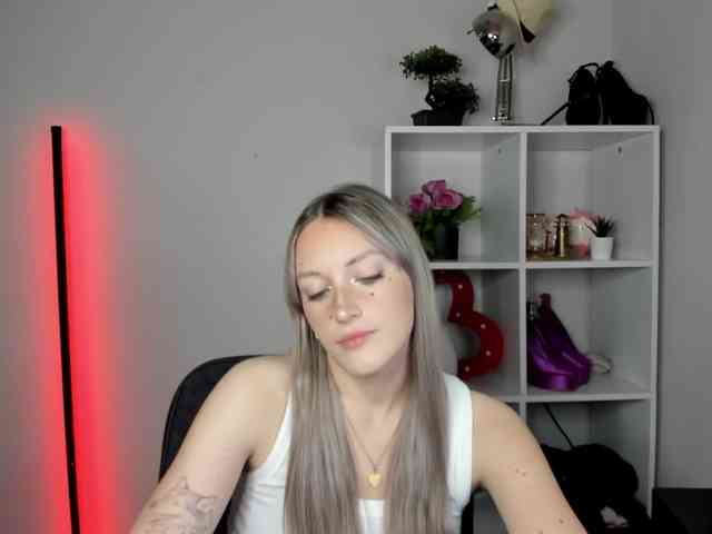 EvelynBlond26 webcam