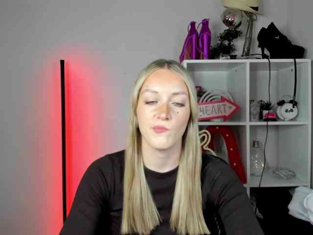 EvelynBlond26 webcam