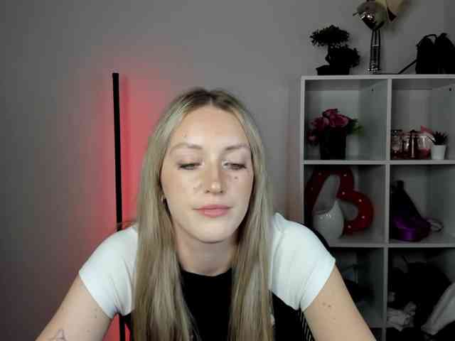 EvelynBlond26 webcam