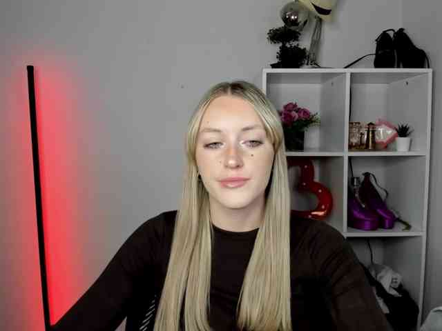 EvelynBlond26 webcam