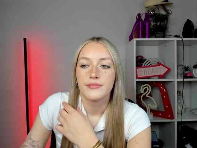 EvelynBlond26 webcam
