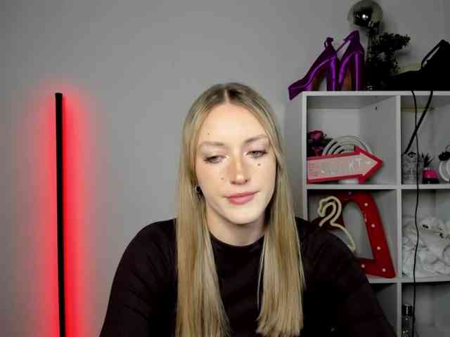 EvelynBlond26 webcam