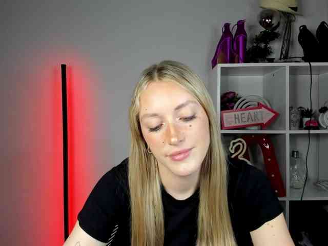 EvelynBlond26 webcam