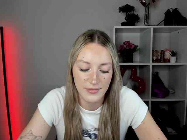 EvelynBlond26 webcam