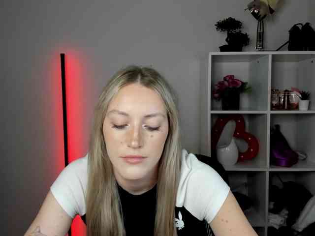 EvelynBlond26 webcam