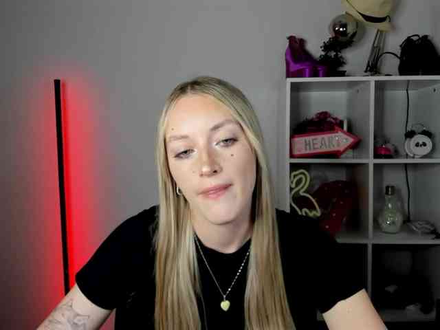 EvelynBlond26 webcam