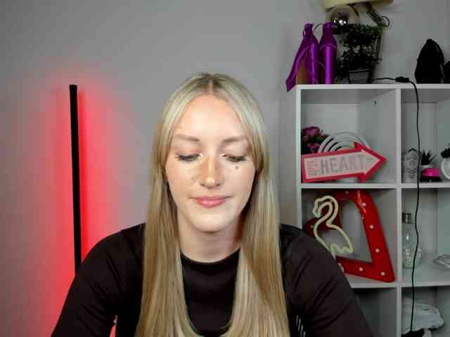 EvelynBlond26 webcam