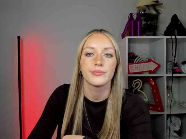 EvelynBlond26 webcam