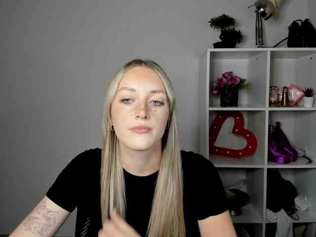 Model: EvelynBlond26