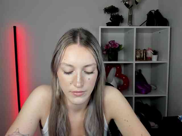 EvelynBlond26 webcam