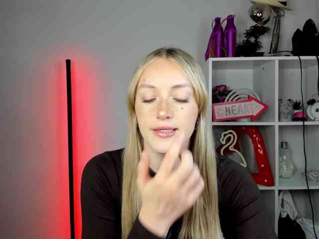EvelynBlond26 webcam