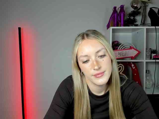 EvelynBlond26 webcam