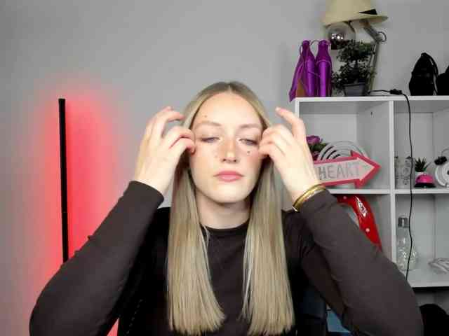 Model: EvelynBlond26