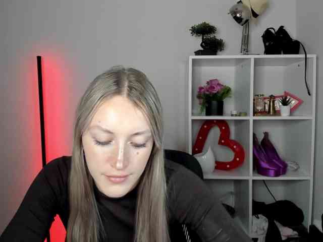 Model: EvelynBlond26
