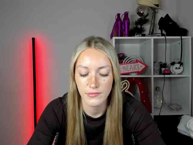 EvelynBlond26 webcam