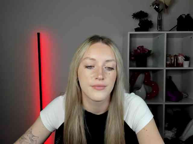 EvelynBlond26 webcam