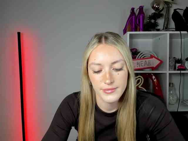 EvelynBlond26 webcam