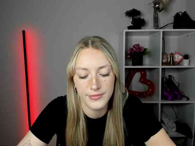EvelynBlond26 webcam