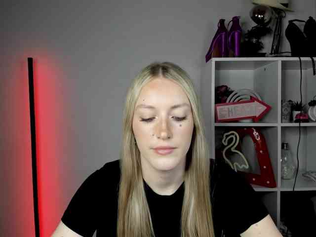 EvelynBlond26 webcam