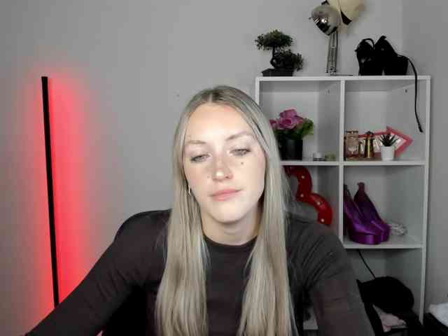 EvelynBlond26 webcam
